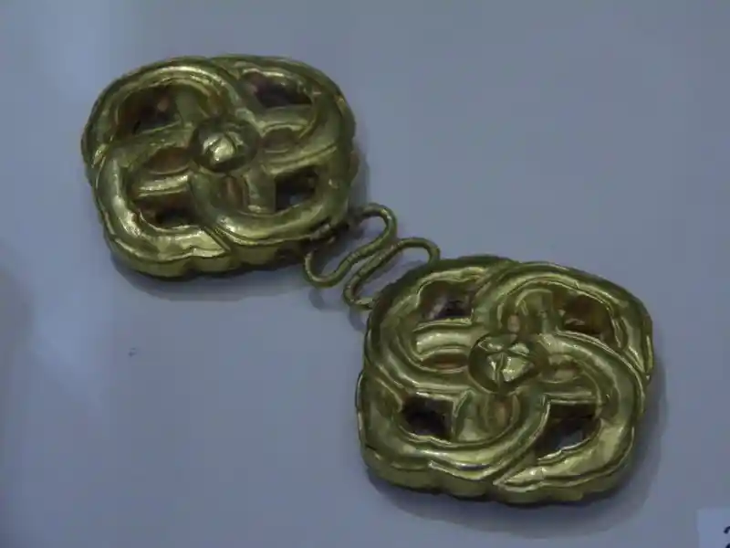 Gold celtic knot